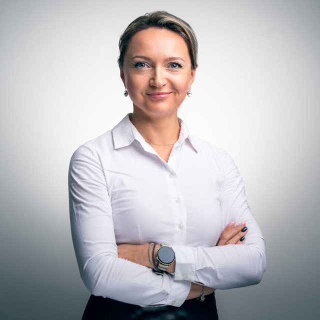 Nina Nepogoda russian desk lawyer